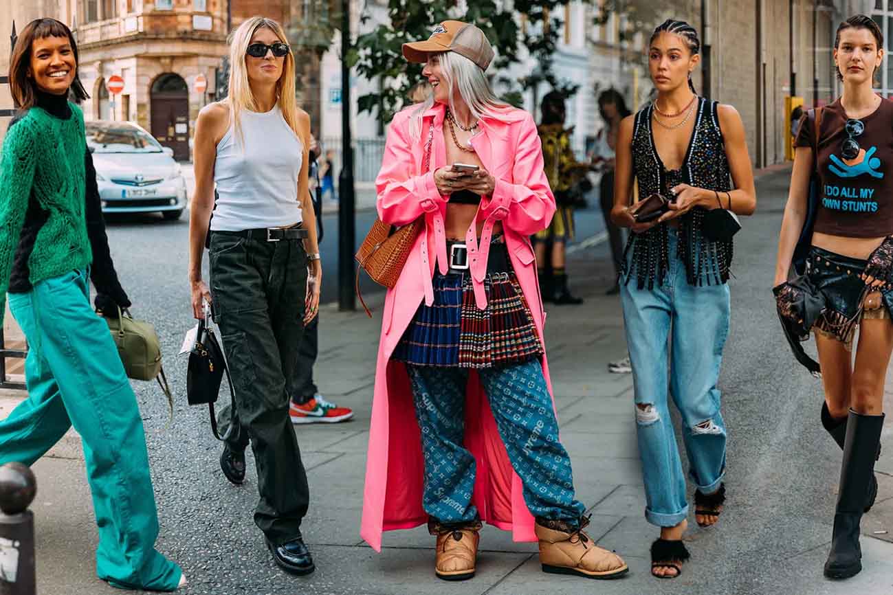 How to Coordinate Clothing, Makeup, and Fragrance for a Cohesive Style: A Guide to Unified Aesthetic